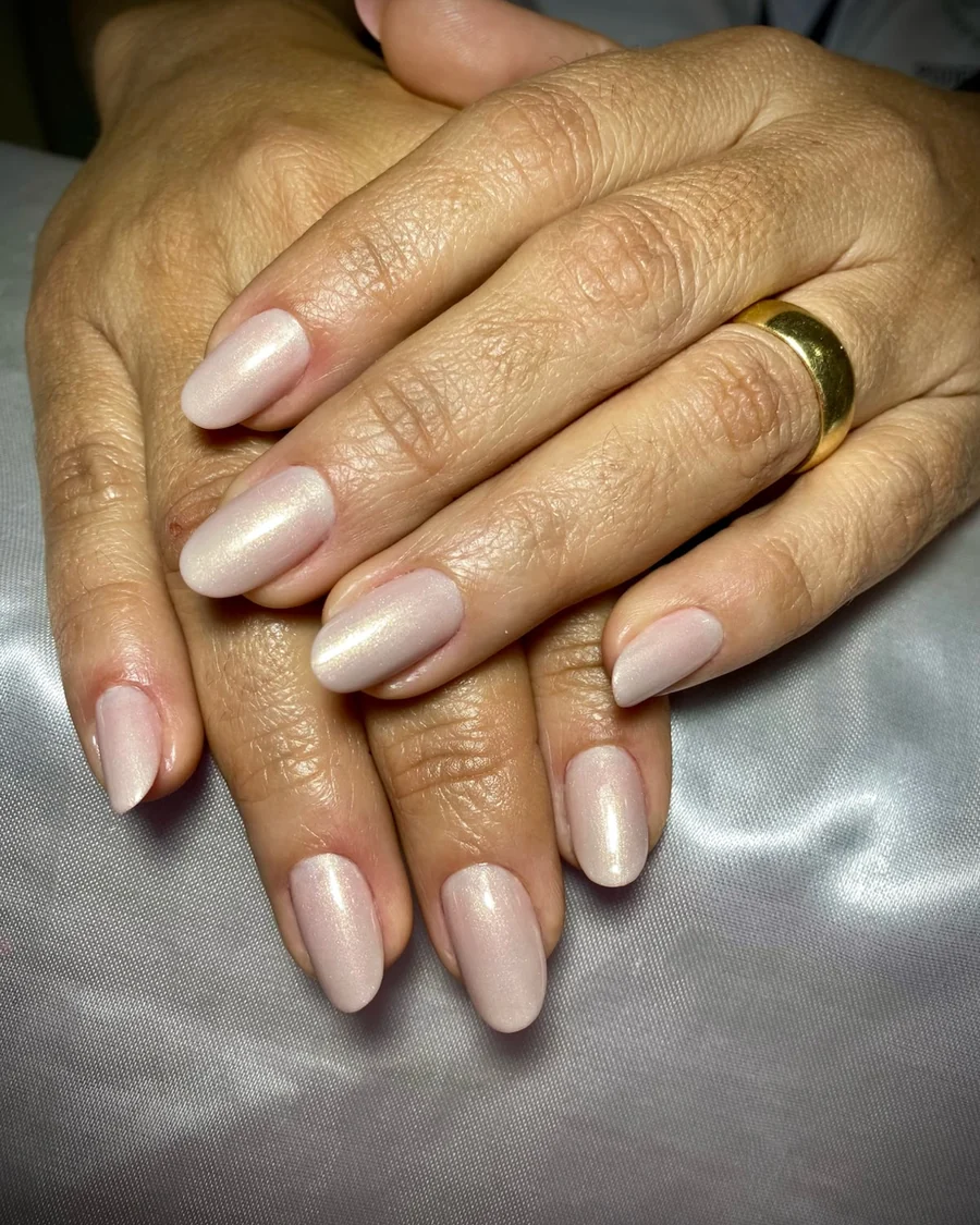 Unhas em gel nude perolado feitas em Naviraí