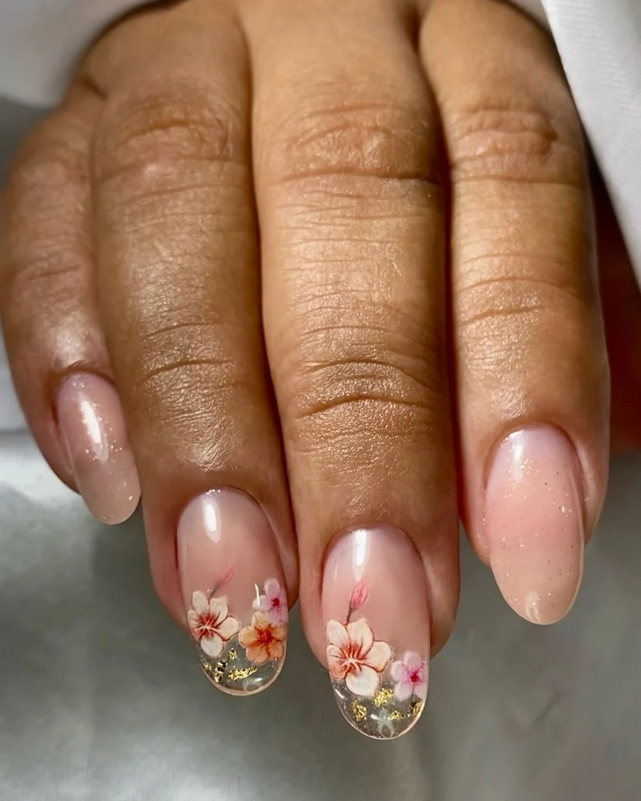 Unhas em gel com flores desenhadas à mão em Naviraí