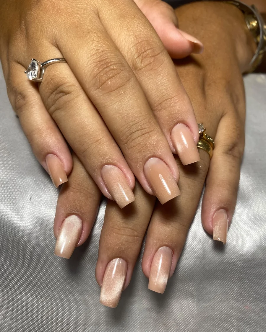 Alongamento de unhas em gel nude quadrado em Naviraí