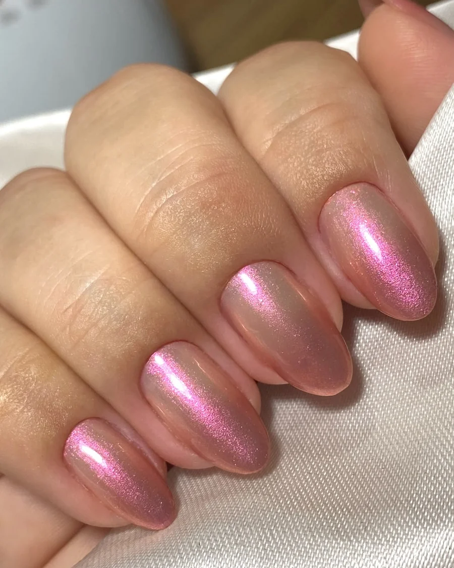 Unhas em gel rosé cromado em Naviraí