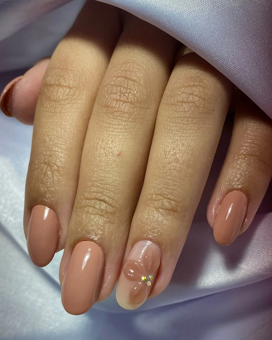 Unhas em gel nude com flor 3D em Naviraí